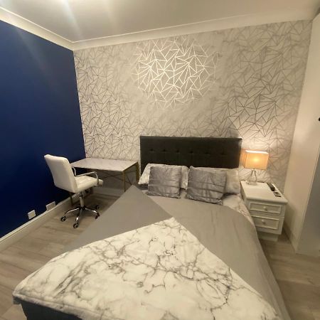 1 Bedroom Luxury Apartments By London City Exterior photo