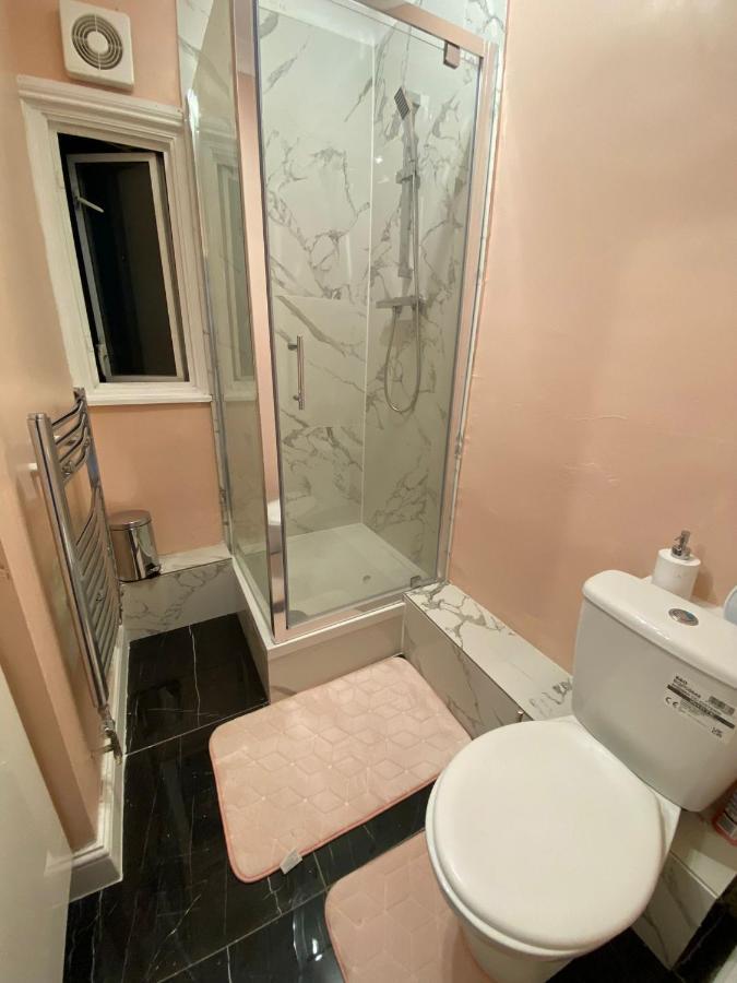 1 Bedroom Luxury Apartments By London City Exterior photo